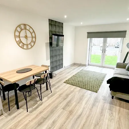 Modern Retreat: 2 Bedroom 2 Bathroom Flat شقة ليدز