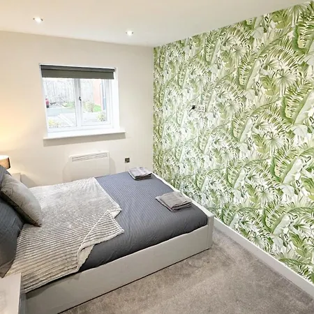 Modern Retreat: 2 Bedroom 2 Bathroom Flat ليدز