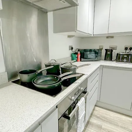 Modern Retreat: 2 Bedroom 2 Bathroom Flat شقة ليدز