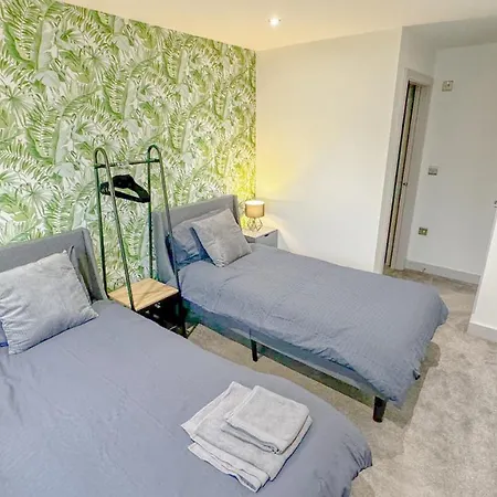 Modern Retreat: 2 Bedroom 2 Bathroom Flat Leeds (West Yorkshire)