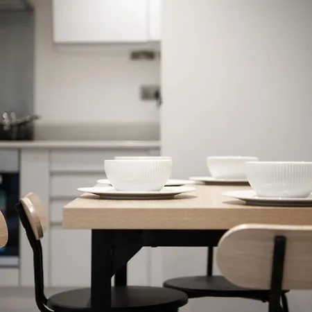 Modern Retreat: 2 Bedroom 2 Bathroom Flat شقة *