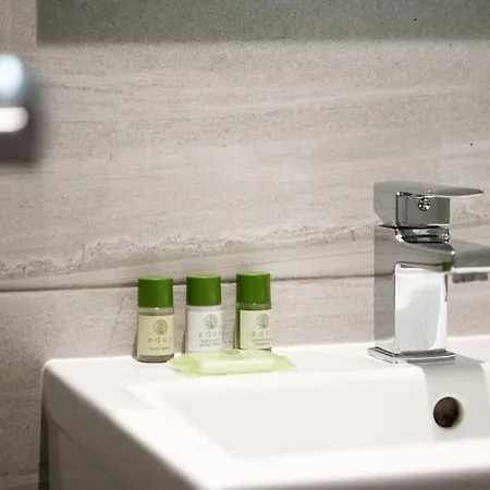 Apartment Modern Retreat: 2 Bedroom 2 Bathroom Flat