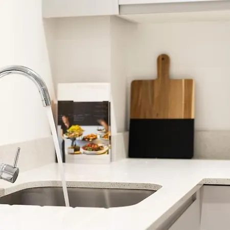 Modern Retreat: 2 Bedroom 2 Bathroom Flat Apartment Leeds (West Yorkshire)