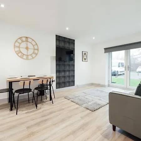 Modern Retreat: 2 Bedroom 2 Bathroom Flat