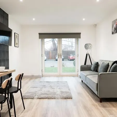 Modern Retreat: 2 Bedroom 2 Bathroom Flat Apartment *