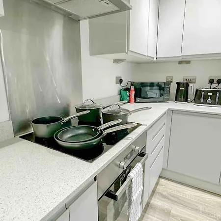 Modern Retreat: 2 Bedroom 2 Bathroom Flat شقة ليدز