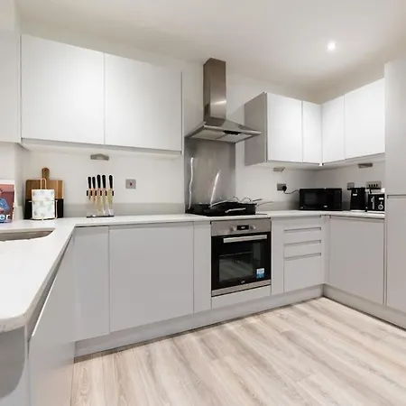 Modern Retreat: 2 Bedroom 2 Bathroom Flat ليدز