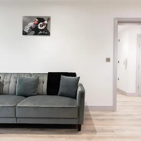 Modern Retreat: 2 Bedroom 2 Bathroom Flat شقة ليدز