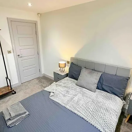 Modern Retreat: 2 Bedroom 2 Bathroom Flat Leeds (West Yorkshire)