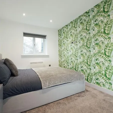 Modern Retreat: 2 Bedroom 2 Bathroom Flat * ليدز