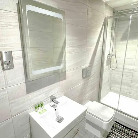Modern Retreat: 2 Bedroom 2 Bathroom Flat Apartment Leeds (West Yorkshire)